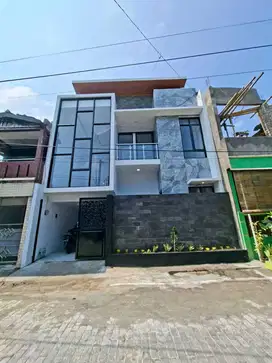 Di jual rumah baru dua lantai di solo baru