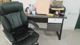Meja dan kursi kantor