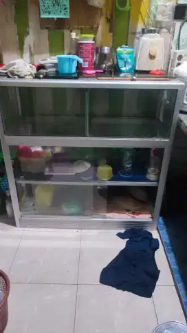 Etalase Kaca Ada Tempat Beras