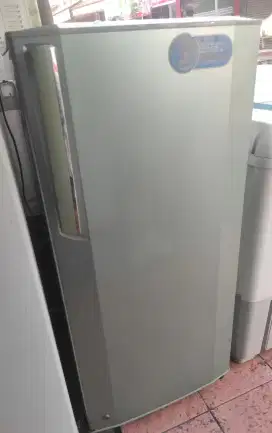 Kulkas 1 pintu merk LG masih mulus beku dan dingin