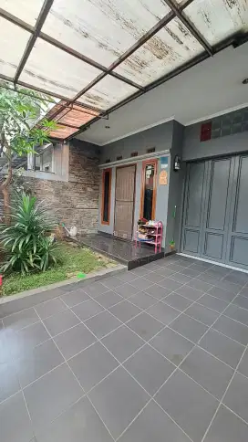 Rumah apik siap huni jalan lebar keamanan 24 jam di Turangga