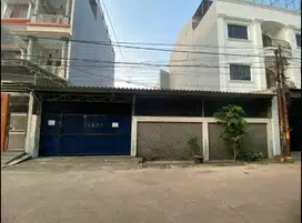 RUMAH NGANTONG LUAS 12.5 X 43M² JELAMBAR DEKET KE ANGKE TELUk GONG