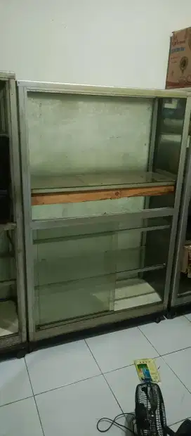 Etalase kaca plus rodanya
