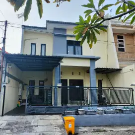 Kost karyawat atau mahasiswi.