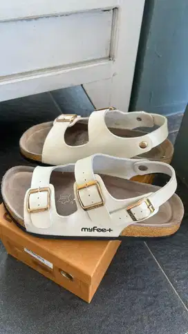 Di jual sandal MyFeet 38 Ori