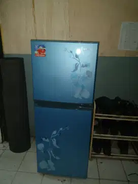 Dijual Kulkas merk sharp 2 pintu,kondisi normal, dingin atas bawah