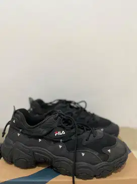 Sepatu Fila Fullblack (Seken Branded)
