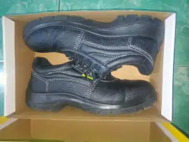 Sepatu safety krisbow UK 43