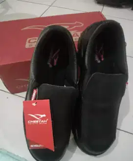 Sepatu kulit septy
