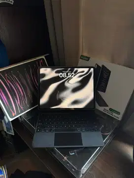 ipad pro 12.9 gen 6 M2 256gb wifi only + keyboard
