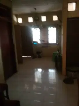 Dijual cepat rumah di sudut. Lokasi strategis. Di luar harga pasar.