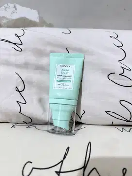 sunscreen skintifik aqua blue light