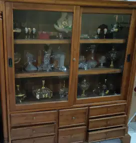 Lemari hias kaca geser