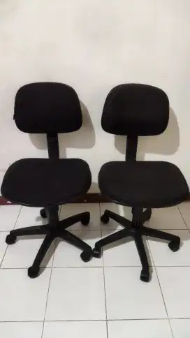 Kursi kantor hitam