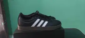 Dijual sepatu adidas original kondisi baru