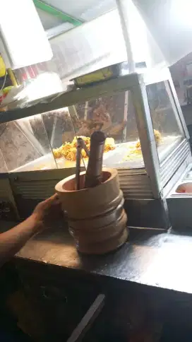 DICARI KARYAWAN UNTUK JAGA STAND F&B