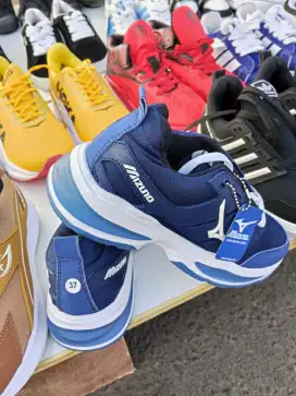 Sepatu baru tersedia sepatu running dan casual dan berbagai macam merk
