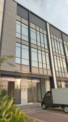 Ruko komersial di tempat ramai
