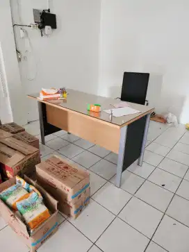 Meja kantor merk  Expo ukuran 140cmx70cm beech bonus Kaca