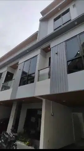 Rumah di jual ada carpot dan tidsk banjir di Johar baru