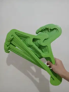 Gantungan baju tebal