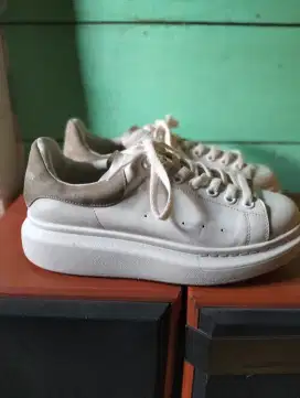 Sepatu putih Alexander McQueen