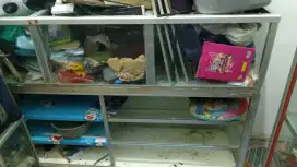 Etalase bekas masih kuat dan kokoh