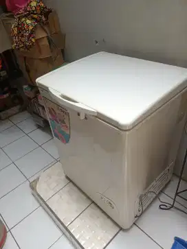 Dijual freezer merek DAST type DCF-135