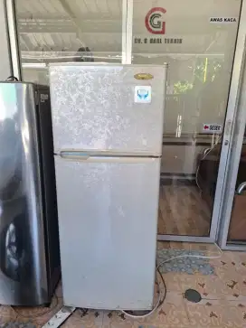 Kulkas 2 Pintu Dingin Beku Murah