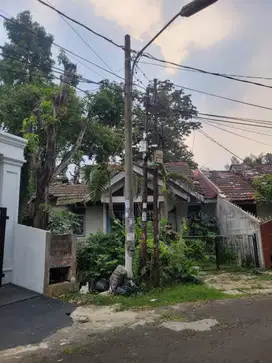 Dijual Rumah Hitung Tanah di Griyaloka Depan Taman