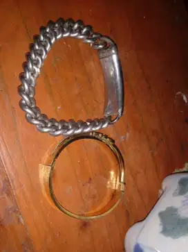 Gelang ada dua lawas