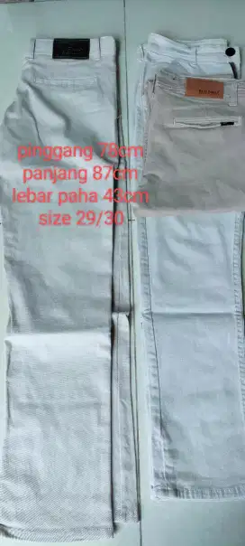 Celana dengan bahan biasa saja tp masih bisa dipakailah
