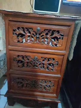 Nakas kayu ukiran