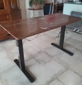 Meja elektrik kerja / game