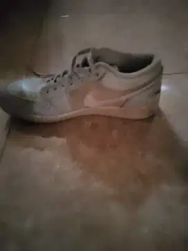 Sepatu Nike bekas
