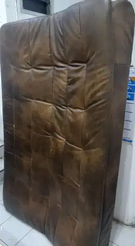 Kursi sofa warna coklat tua