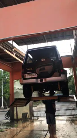 Pegawai cuci mobil Carwash