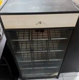 Rak sepatu ada laci d atas
