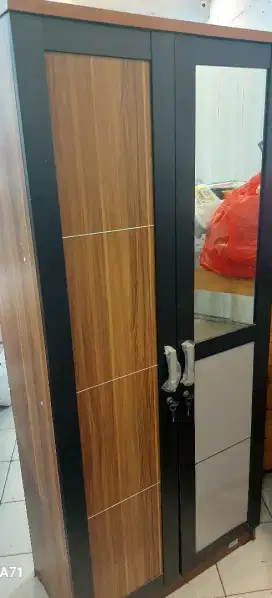 Lemari kayu pakai kaca