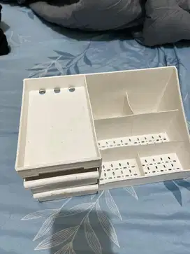 Rak kosmetik putih