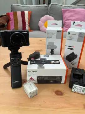 Sony ZV 1 Mark II Full Set lengkap. Masih mulus kayak Baru