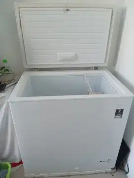 Freezer merek Aqua 200 lt
