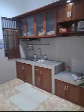 Rumah Pinggir Rel Sentuhan Unik di Tengah Kota Jakarta Selatan