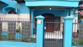 Disewakan Rumah di Beji, Depok Utara - 4+1 Kamar Tidur - Muat 7 Mobil