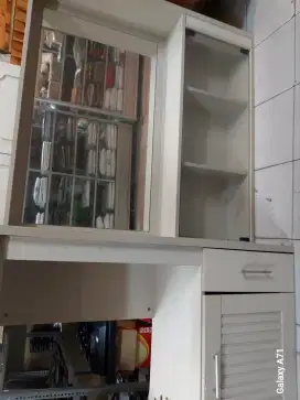 Meja rias serbuk