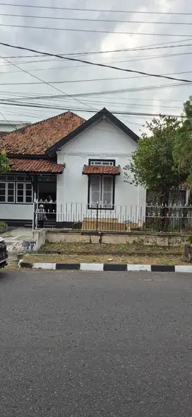Disewakan rumah model eropa cocok utk cafe bintaran yogyakarta