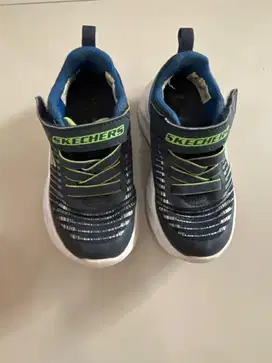 Sepatu skechers  anak  laki2 usia -+ 2 tahun