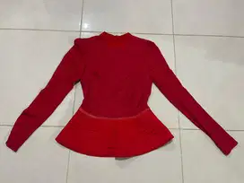 Atasan merah pom pom