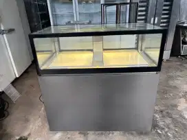 Cake Showcase gea with drawer tipe P-740vt2 
Uk 120x70x120
Mesin ori