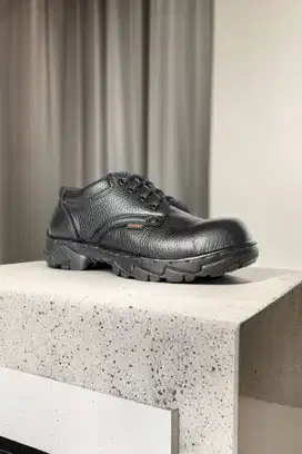 Grosir sepatu safety Hitam terbaru Tarakan